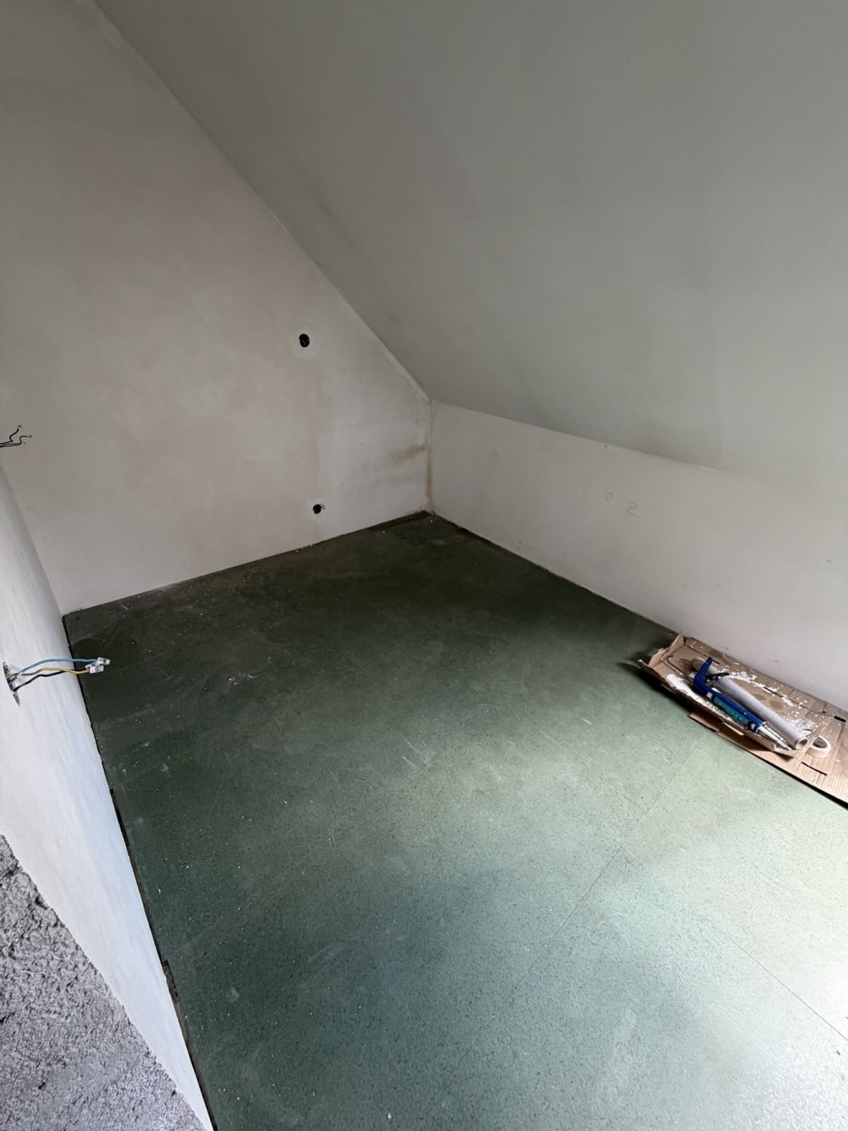 Podkrovní místnost před pokládkou – připravená podkladová deska a nedokončené stěny