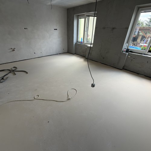 Hotová nivelační stěrka – hladký rovný podklad připravený pro pokládku podlahové krytiny